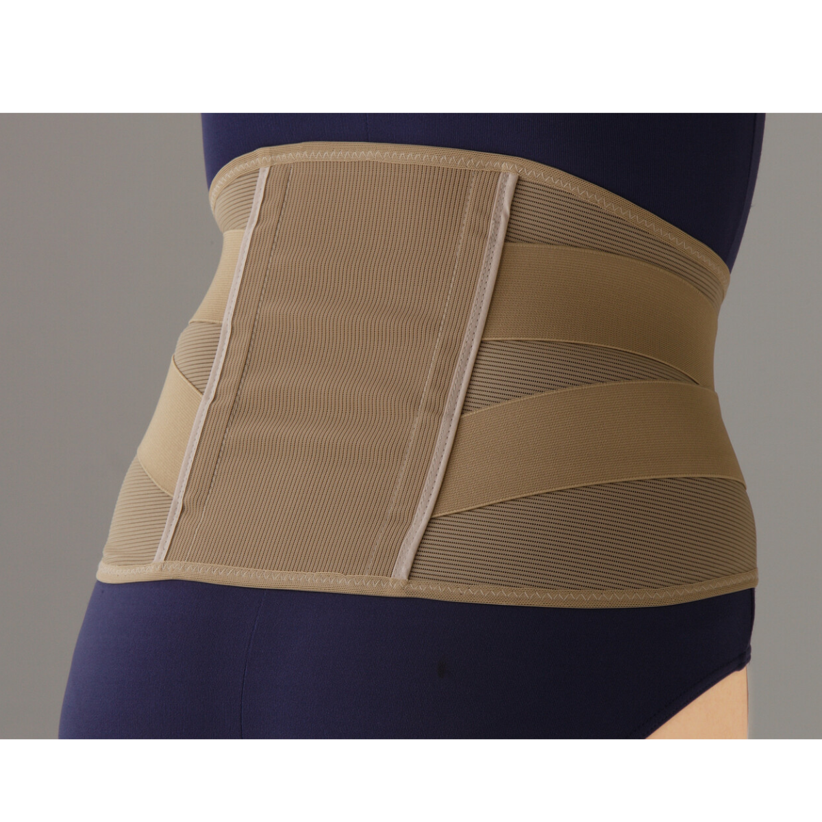 腰部採用網狀物料